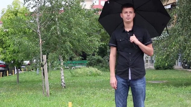 Mit látsz a képen - esernyős várakozó férfi